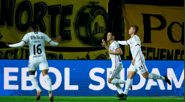 Con goles de Terans y Rocha, Paranaense enmudeció Montevideo Con goles de Terans y Rocha, Paranaense enmudeció Montevideo