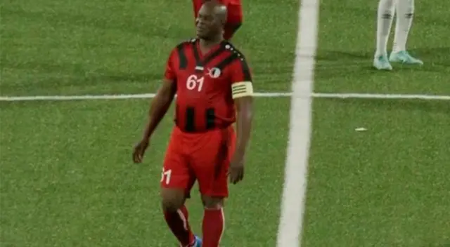 Vicepresidente de Surinam debutó al fútbol a los 60 años.