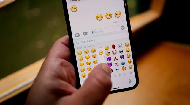 Identifica el inicio del poema utilizando emojis. Identifica el inicio del poema utilizando emojis.