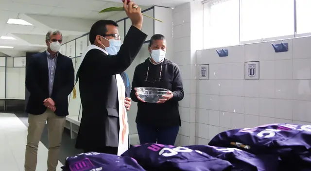Sacerdote bendijo las camisetas moradas que utilizará Alianza en homenaje al Señor de los Milagros Sacerdote bendijo las camisetas moradas que utilizará Alianza en homenaje al Señor de los Milagros