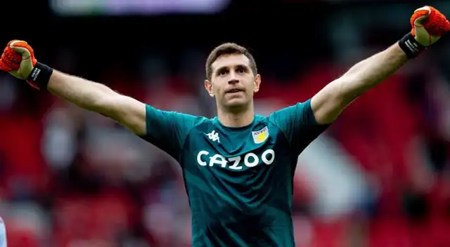 Emiliano Martínez ataja en el Aston Villa Emiliano Martínez ataja en el Aston Villa