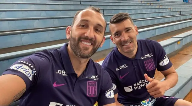 Hernán Barcos y Edgar Benítez posaron con sus camisetas moradas en homenaje al Señor de los Milagros. Hernán Barcos y Edgar Benítez posaron con sus camisetas moradas en homenaje al Señor de los Milagros.