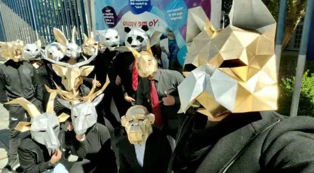 Los jóvenes usaron la máscara de los personas V.I.P de El juego del calamar Los jóvenes usaron la máscara de los personas V.I.P de El juego del calamar
