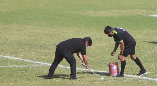 Pintado de la cancha se dio minutos antes del partido.