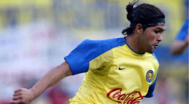 Reinaldo Navia ahora es 'tortero' y usa a los futbolistas para promocionarlas