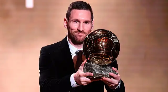 Lionel Messi con el Balón de Oro que ganó en el 2019 Lionel Messi con el Balón de Oro que ganó en el 2019