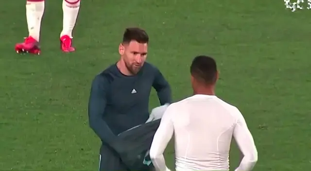 Miguel Trauco fue el afortunado de llevarse la camiseta de Messi