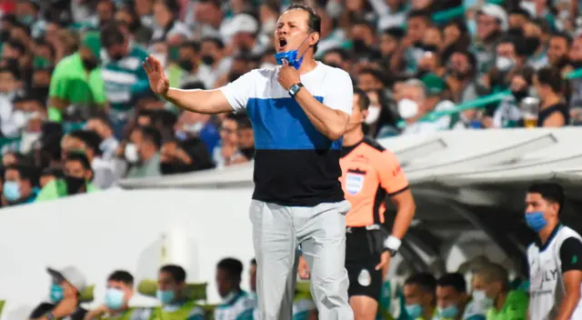 La continuidad de Juan Reynoso en Cruz Azul corre peligro.    