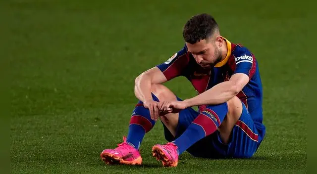 Jordi Alba podría quedar fuera del clásico por lesión. Foto: EFE