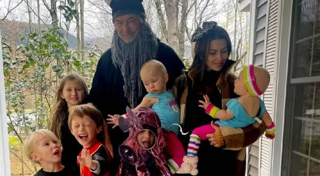 Alec Baldwin se disfraza en Halloween con sus seis hijos y recibe ola de críticas