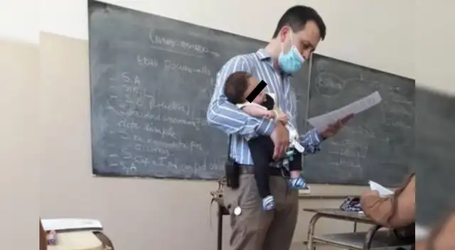 Maestro cuida a la hija de su estudiante en plena clase. Maestro cuida a la hija de su estudiante en plena clase.