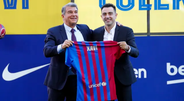 Xavi Hernández firmó hasta el 2024 con Barcelona