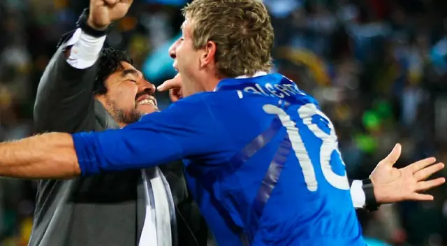 Martín Palermo junto a Diego Armando Maradona Martín Palermo junto a Diego Armando Maradona