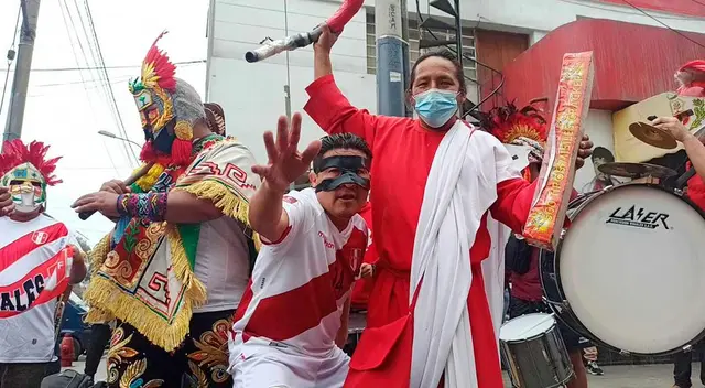 Hinchas de la Selección Peruana alentaron a la Bicolor en el Estadio Nacional Hinchas de la Selección Peruana alentaron a la Bicolor en el Estadio Nacional