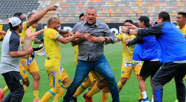 Jahir Butrón y el plantel de Carlos Stein tras lograr el ascenso a la Liga 1 Jahir Butrón y el plantel de Carlos Stein tras lograr el ascenso a la Liga 1