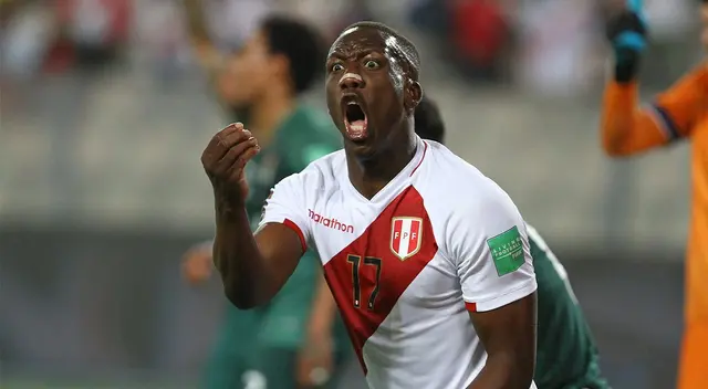 Jugadores en capilla en Perú vs Venezuela