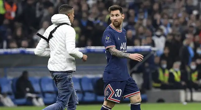Hincha del Olympique Marsella invadió la cancha para acercarse a Messi Hincha del Olympique Marsella invadió la cancha para acercarse a Messi