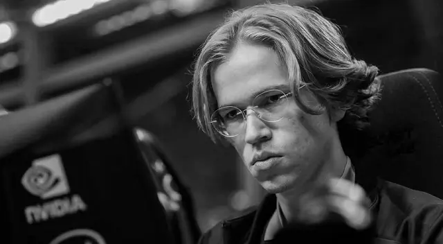 Topson dejará OG temporalmente para estar con su familia Topson dejará OG temporalmente para estar con su familia