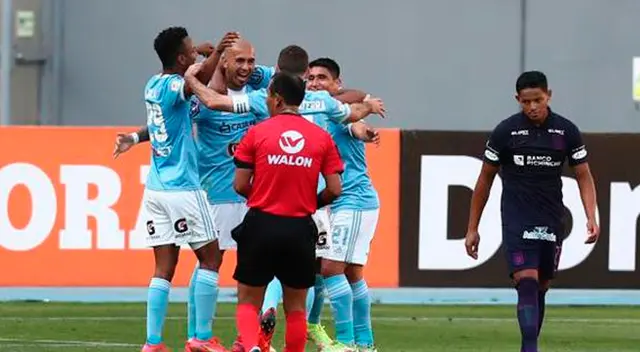 En la fecha 15 de la Fase 2, con doblete de Riquelme, Cristal le quitó el invicto a Alianza de 19 partidos En la fecha 15 de la Fase 2, con doblete de Riquelme, Cristal le quitó el invicto a Alianza de 19 partidos