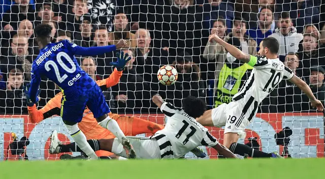 Gol Hudson-Odoi para Chelsea