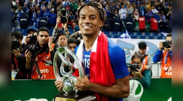 André Carrillo y el trofeo de la Champions League de Asia conquistada por Al Hilal