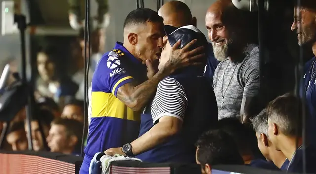 Tévez y Maradona se besaron en un partido de la Superliga Argentina Tévez y Maradona se besaron en un partido de la Superliga Argentina