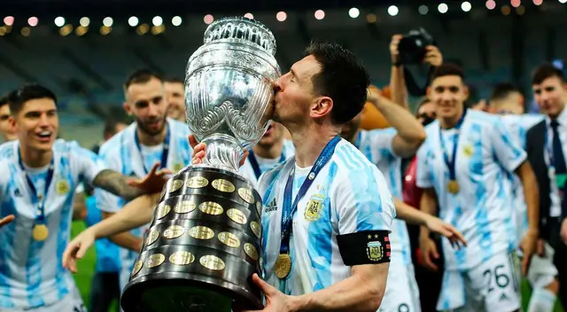 Lionel Messi con la Copa América que obtuvo en Brasil este año