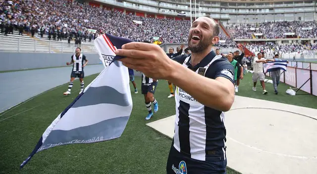 Hernán Barcos celebrando el título con la tribuna sur Hernán Barcos celebrando el título con la tribuna sur