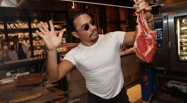 Salt Bae busca chef para uno de sus restaurantes: ¿Cuánto paga por hora?