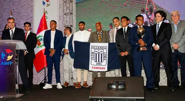 Paolo Guerrero fue parte de la premiación de Alianza Lima