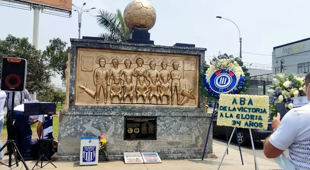 Hinchas rinden homenaje a los mártires de Alianza Lima Hinchas rinden homenaje a los mártires de Alianza Lima
