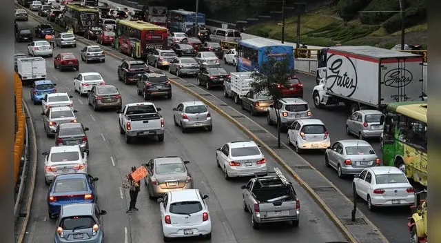 Hoy no circula martes 30 de noviembre de 2021: calendario y placas que descansan en CDMX y EdoMex. Foto: AFP