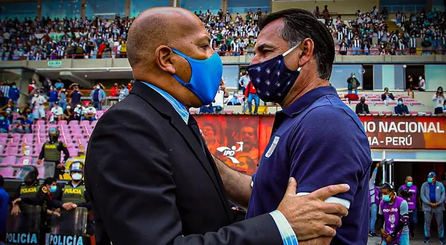 Carlos Bustos y Roberto Mosquera: DT del año Carlos Bustos y Roberto Mosquera: DT del año