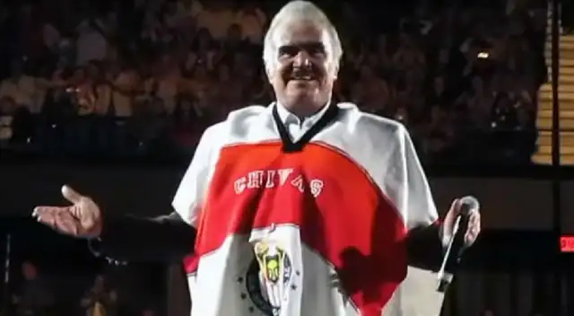 Vicente Fernández cantándole a su querido equipo Chivas de Guadalajara.