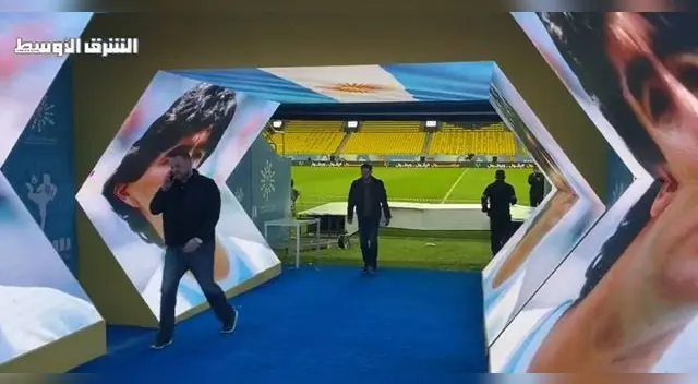 El túnel está cubierto por pantallas que proyectaran a Maradona. El túnel está cubierto por pantallas que proyectaran a Maradona.