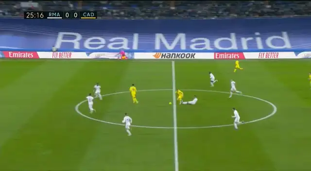 El futbolista brasileño se salvó de la roja, pues la jugada no la revisó el VAR.