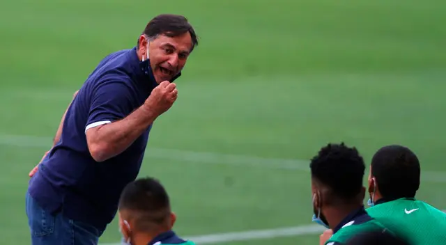 Carlos Bustos debe definir al plantel 2022 para afrontar Liga 1 y Copa Libertadores Carlos Bustos debe definir al plantel 2022 para afrontar Liga 1 y Copa Libertadores