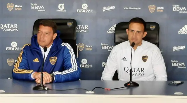 Izquierdoz, capitán de Boca junto a Sebastián Battaglia.