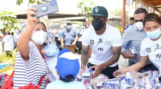 Jefferson Farfán llenó de regalos a los niños de Puente Piedra. Jefferson Farfán llenó de regalos a los niños de Puente Piedra.