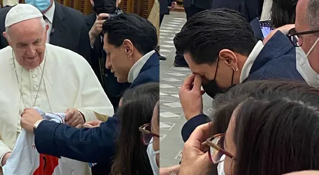 Gianluca Lapadula le obsequió la camiseta de la Selección Peruana al Papa Francisco. Gianluca Lapadula le obsequió la camiseta de la Selección Peruana al Papa Francisco.