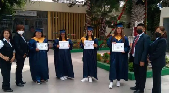 Internas del penal de mujeres de Chorrillos logran graduarse de secundaria