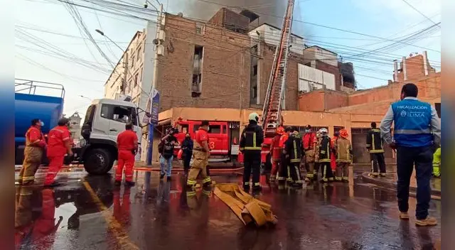 Más de 150 bomberos atendieron la emergencia. Foto: URPI-LR.