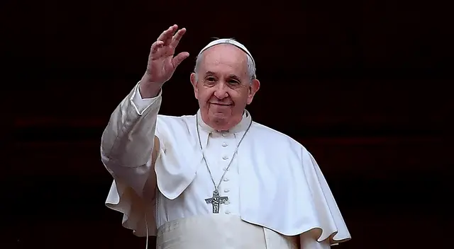 El Papa Francisco saluda a los fieles reunidos después de su bendición navideña urbi et orbi en el Vaticano el 25 de diciembre de 2021. Foto: AFP