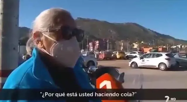 Mujer se equivoca de cola y termina en la de un partido de fútbol Mujer se equivoca de cola y termina en la de un partido de fútbol