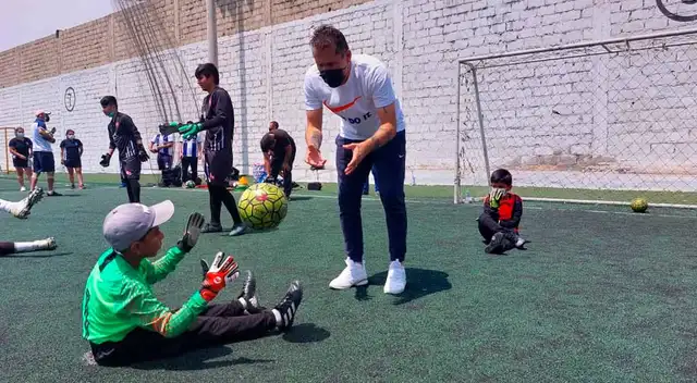 Leao Butron enseñando los secretos del arco a los más pequeños Leao Butron enseñando los secretos del arco a los más pequeños