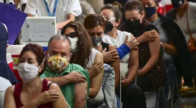 La fila para ser vacunados se hizo enorme.