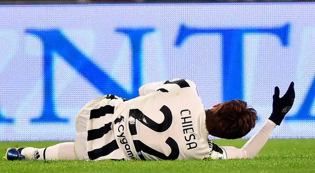 Federico Chiesa terminó lesionado en el Roma vs. Juventus