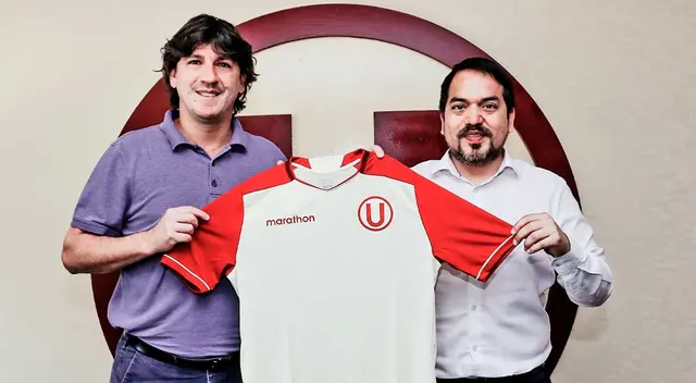 Universitario, con su administrador Jean Ferrari, junto al representante de Free Games. Universitario, con su administrador Jean Ferrari, junto al representante de Free Games.