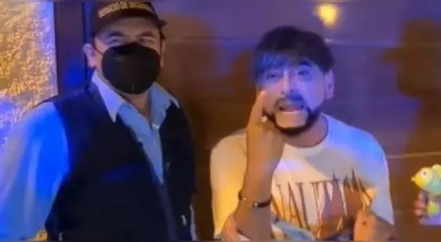 Carlos Álvarez lanza divertida parodia del padre que corrigió a su hijo Carlos Álvarez lanza divertida parodia del padre que corrigió a su hijo