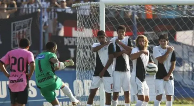El arquero peruano que figura entre los más goleadores del mundo en este siglo